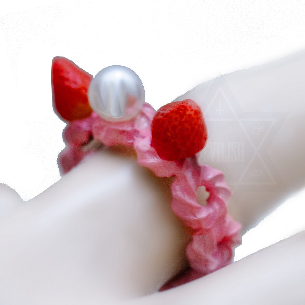 Strawberry cake ring