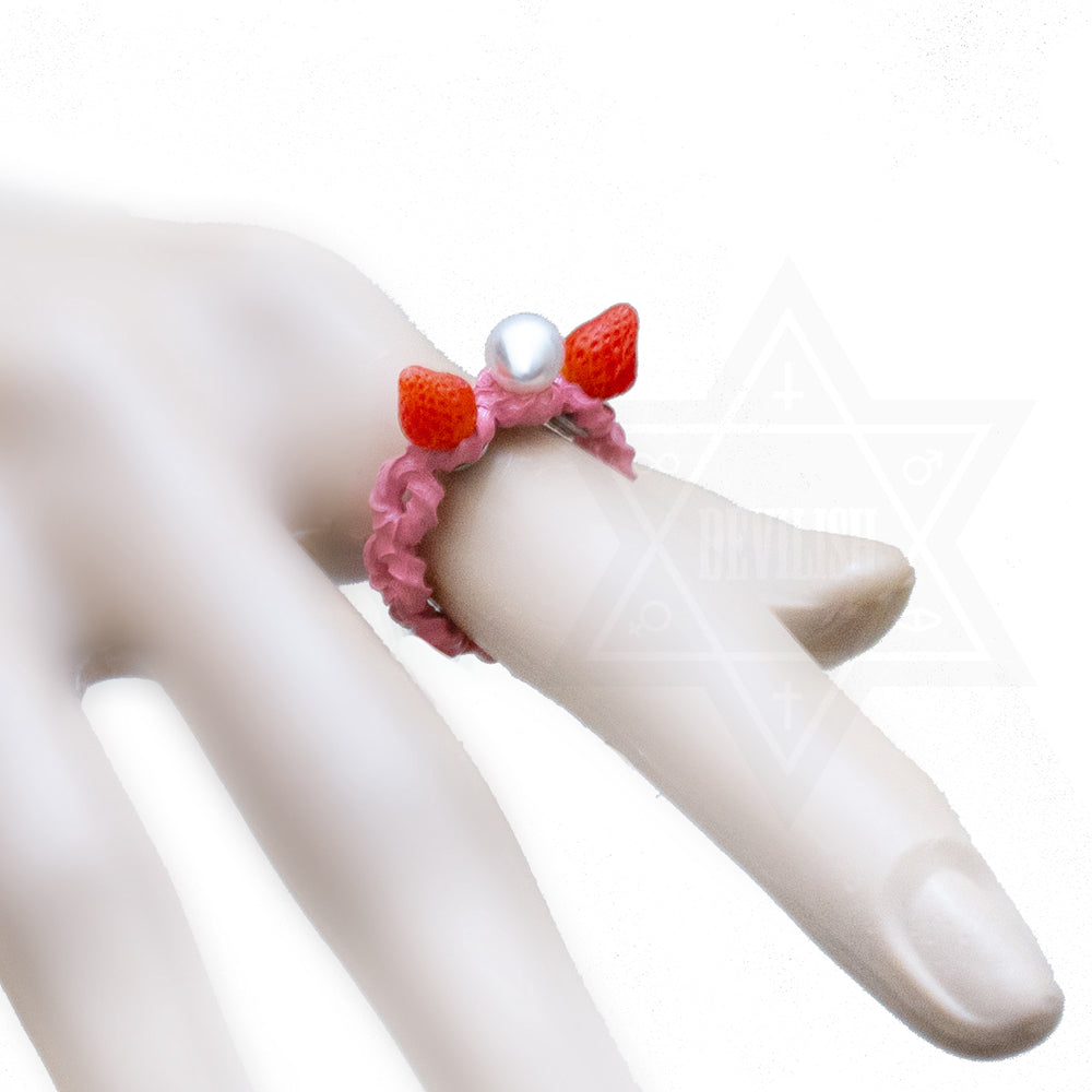 Strawberry cake ring