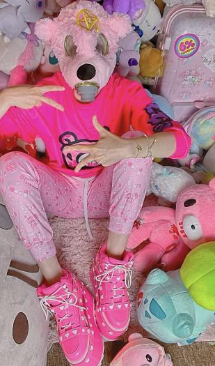 Devilish bear gas mask*